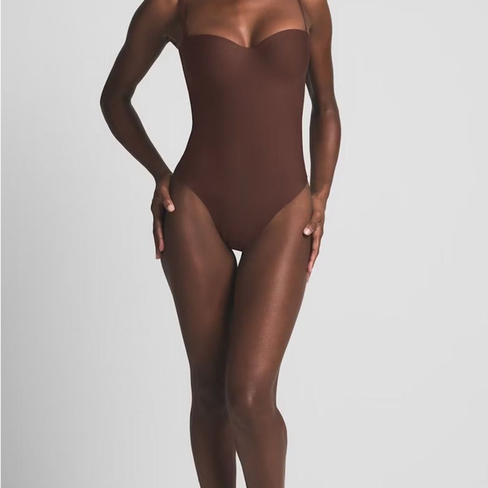 SKIMS BODY UNDERWIRE THONG BODYSUIT